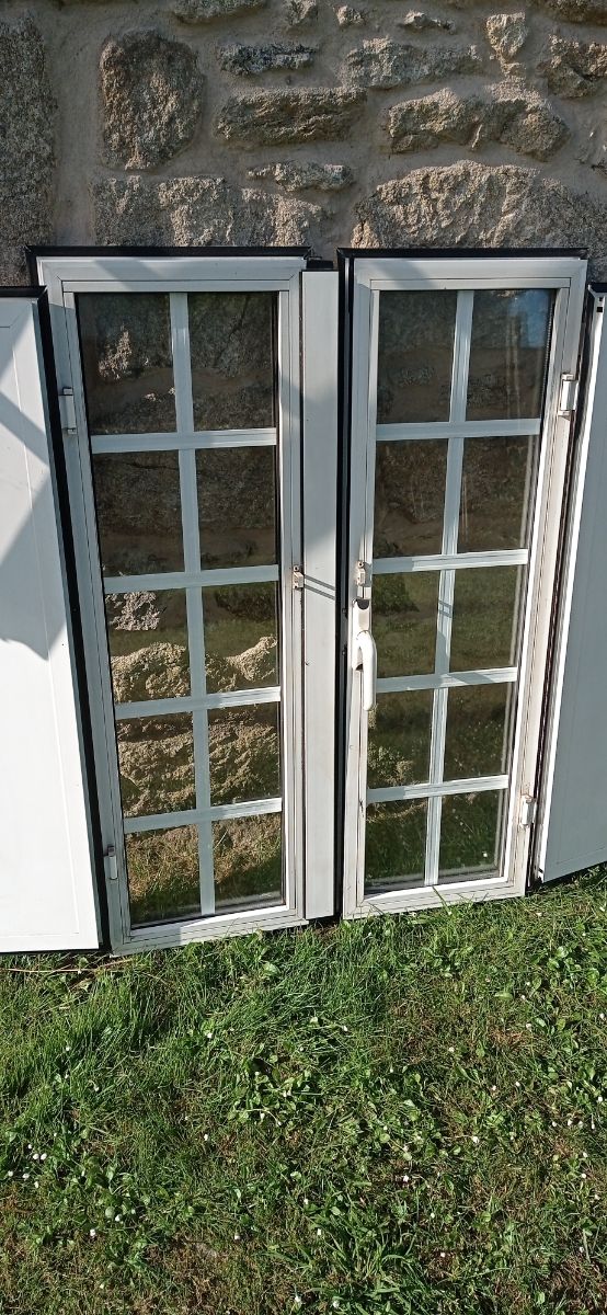 Ventana doble hoja aluminio blanca