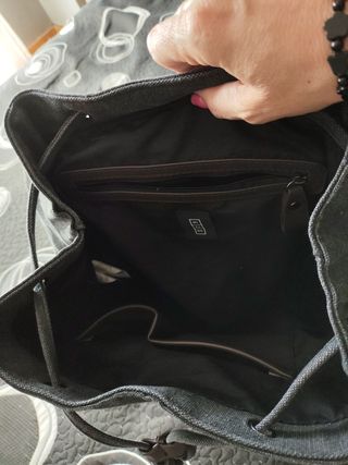 Mochila gris y marrón