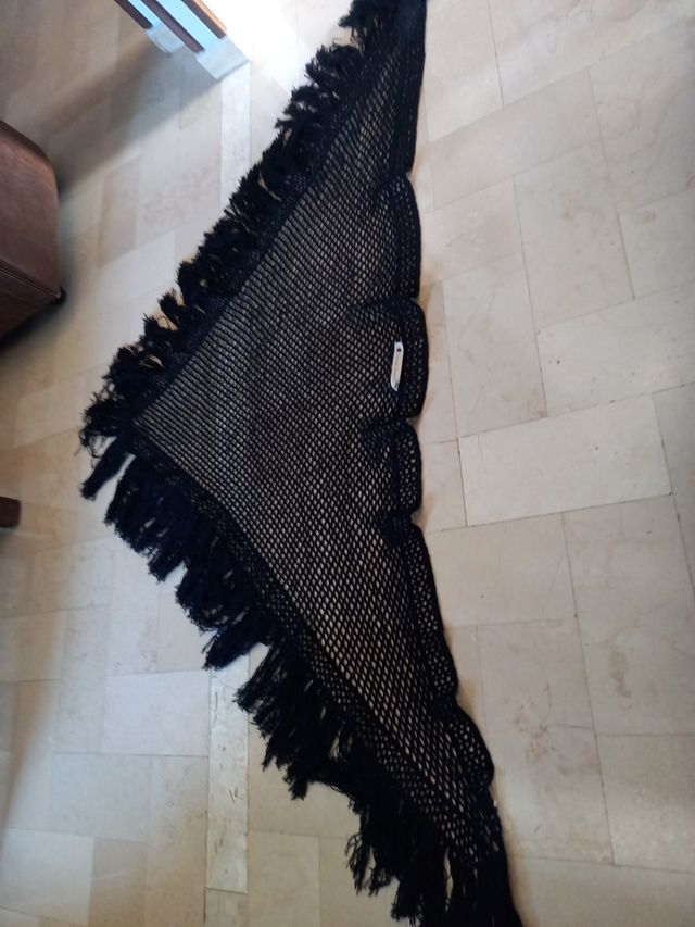 Scialle nero lavorato a maglia