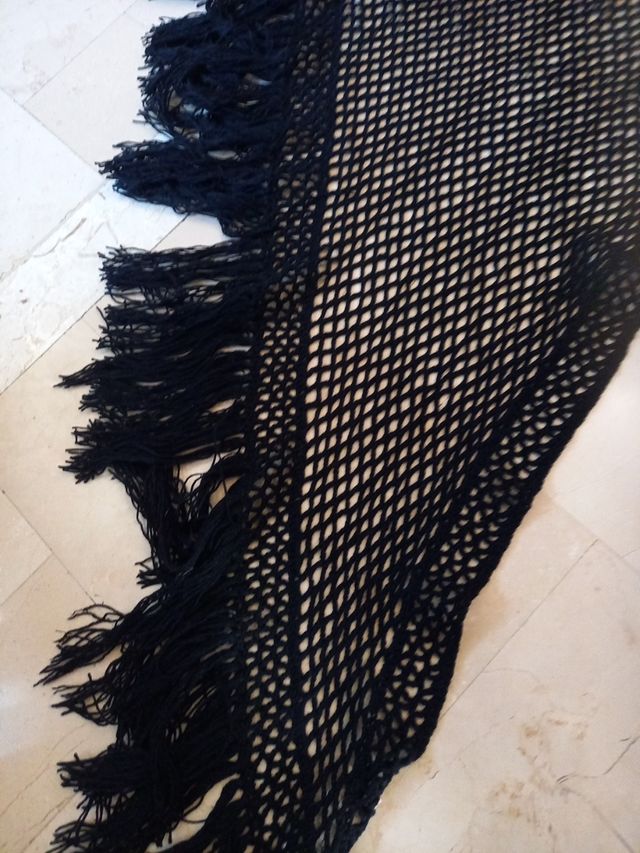 Scialle nero lavorato a maglia