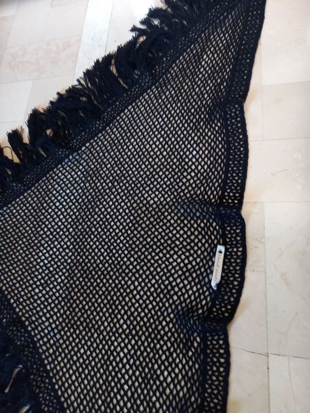 Scialle nero lavorato a maglia