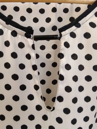 Blusa Zara lunares blanco-negro M