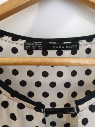 Blusa Zara lunares blanco-negro M