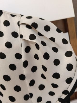 Blusa Zara lunares blanco-negro M