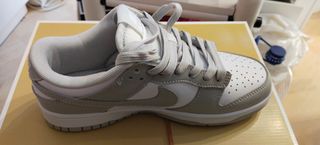 Nike Dunk Low grises y blancas