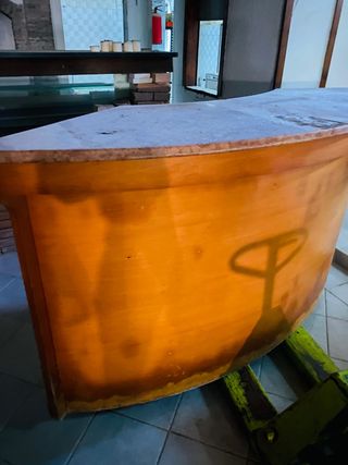 Bancone da bar o reception con piano in marmo