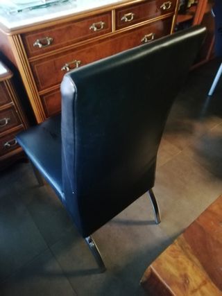 silla piel sintética negra. 
