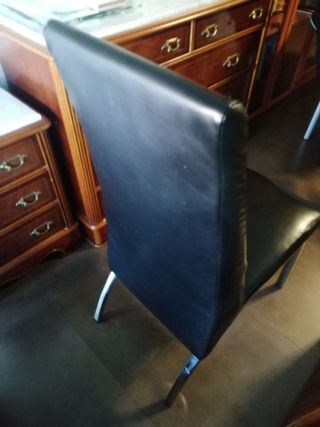 silla piel sintética negra. 