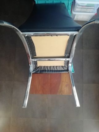 silla piel sintética negra. 