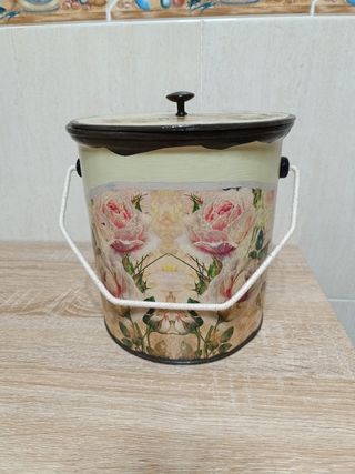 Baúl  vintage con rosas reciclado