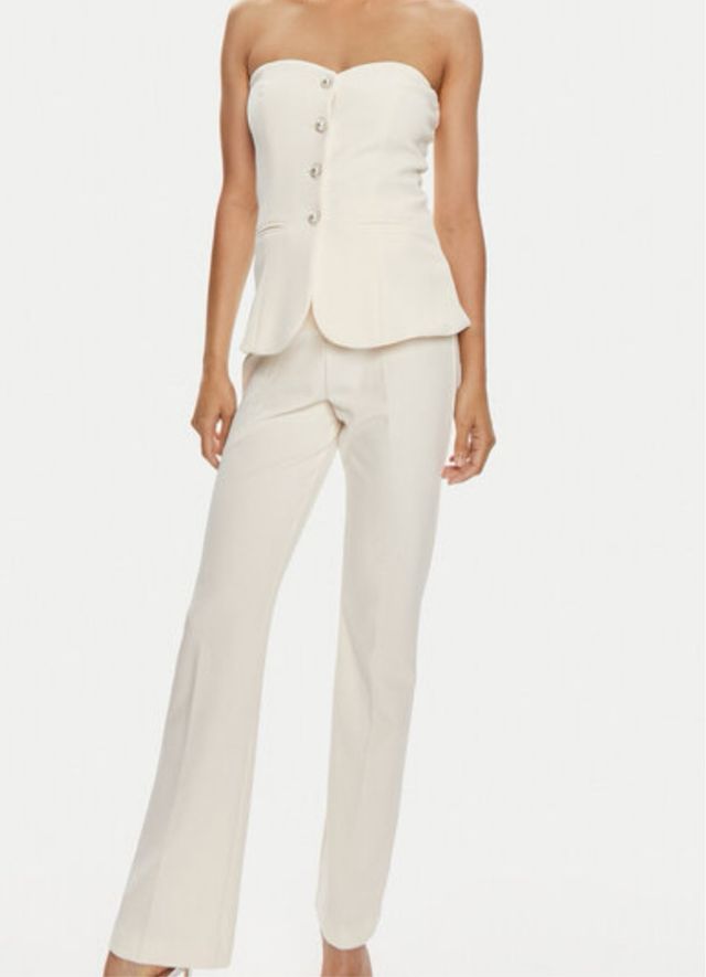 tuta bianca con scollo a cuore