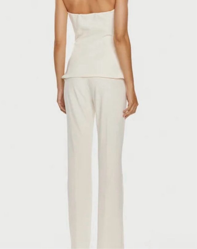 tuta bianca con scollo a cuore