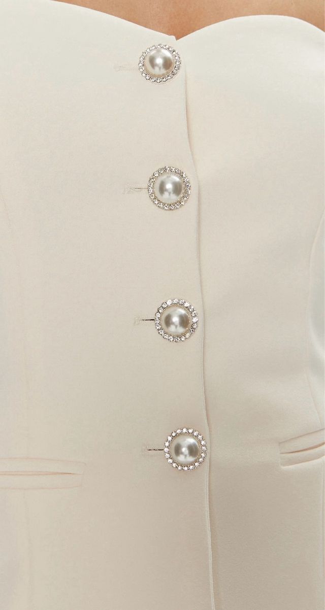 tuta bianca con scollo a cuore