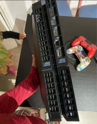 PS4 (PlayStation 4) negra