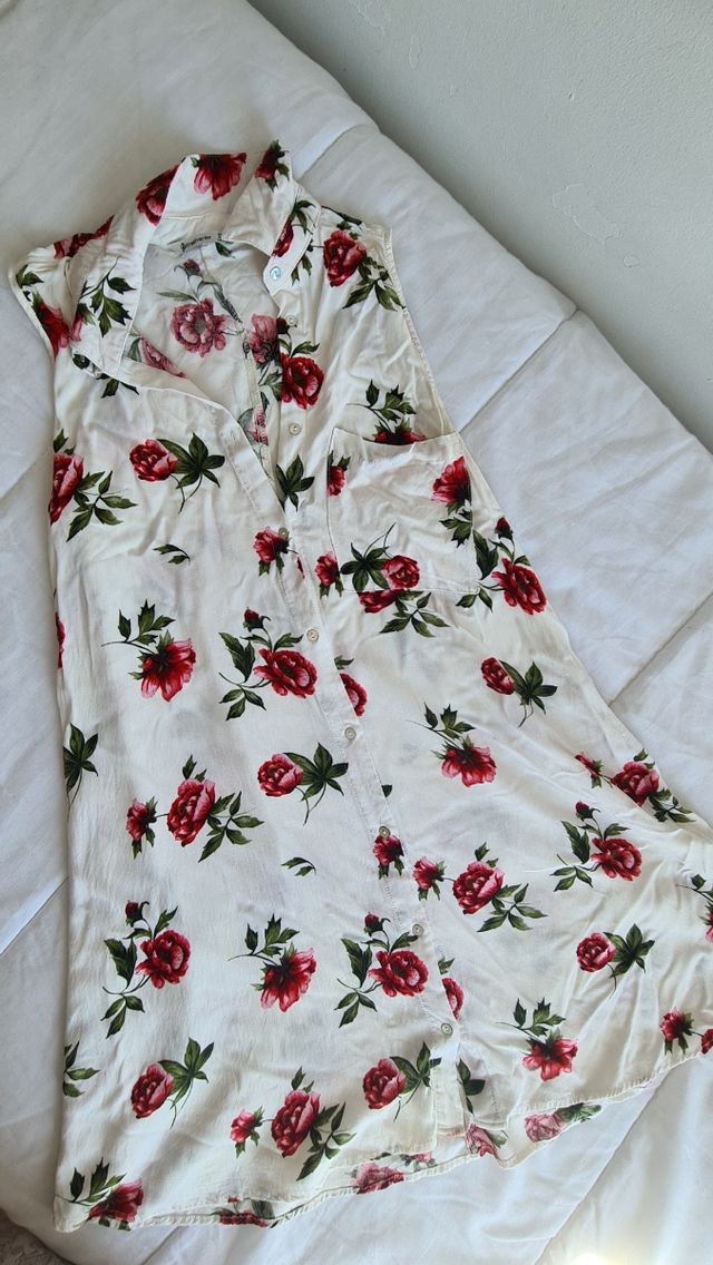 Vestido Stradivarius - Flores rojas y blancas