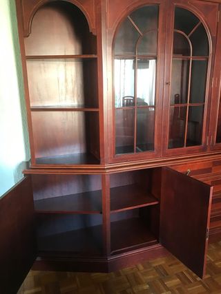 Vitrina vintage de madera de caoba y cristal.