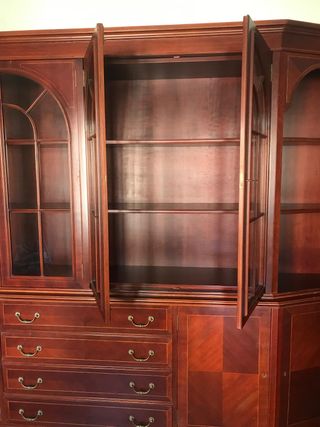 Vitrina vintage de madera de caoba y cristal.