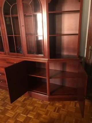 Vitrina vintage de madera de caoba y cristal.