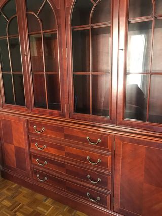 Vitrina vintage de madera de caoba y cristal.