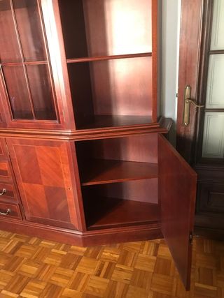 Vitrina vintage de madera de caoba y cristal.