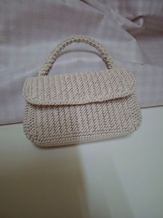Bolso mano beige tejido