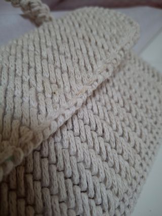Bolso mano beige tejido