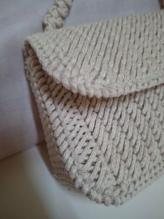 Bolso mano beige tejido