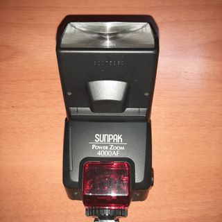 Cámara Nikon analógica réflex F65 con accesorios