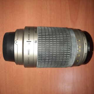 Cámara Nikon analógica réflex F65 con accesorios