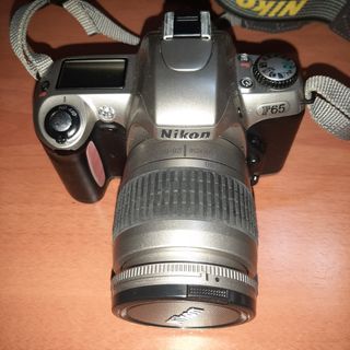 Cámara Nikon analógica réflex F65 con accesorios