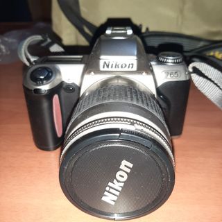Cámara Nikon analógica réflex F65 con accesorios