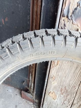 Neumático Pirelli esculpido MT53 3.50x18
