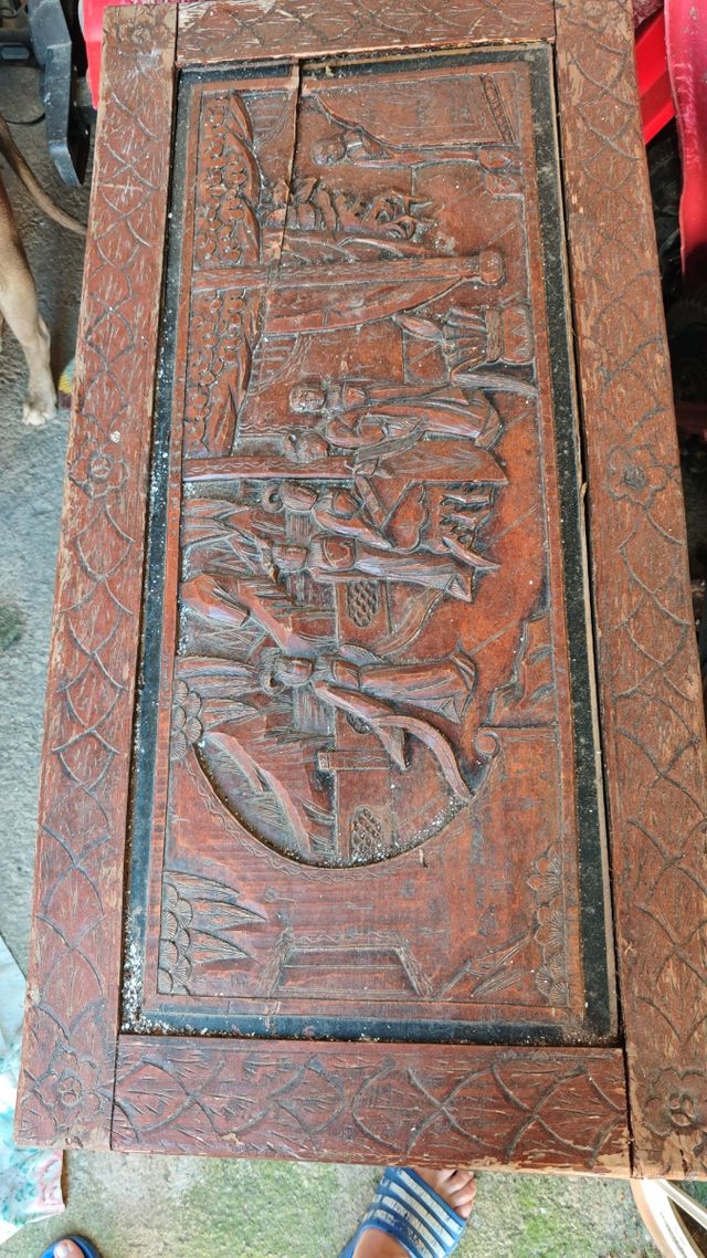 Baúl antiguo de madera tallada