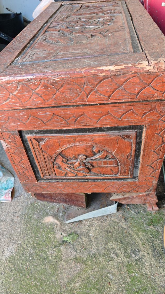 Baúl antiguo de madera tallada