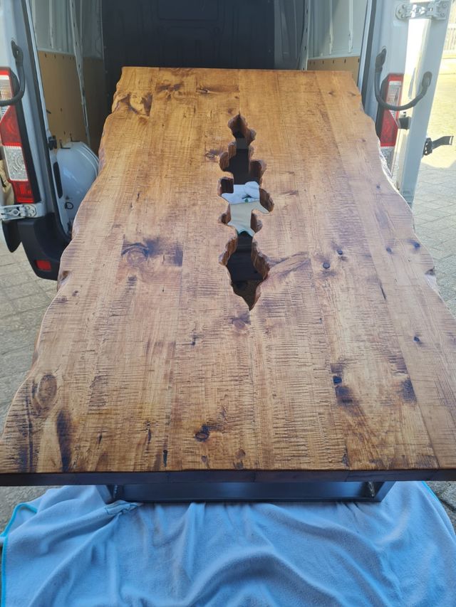 tavolo in legno con foro centrale