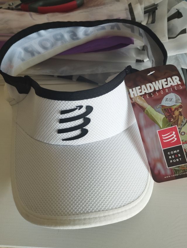 Visera Compressport blanco-negro y azul, nuevo