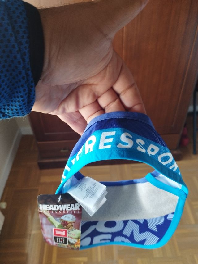 Visera Compressport blanco-negro y azul, nuevo