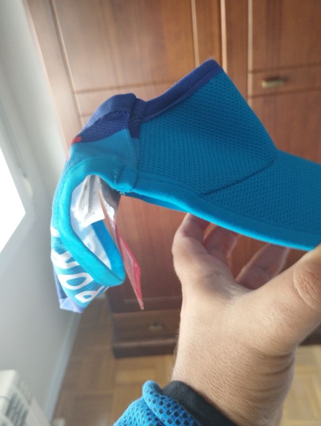 Visera Compressport blanco-negro y azul, nuevo