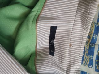 Traje chaqueta pantalón rayas beige.