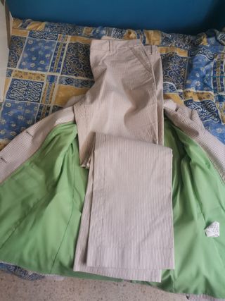 Traje chaqueta pantalón rayas beige.