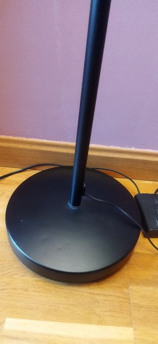 Lámpara de pie de metal negra regulable