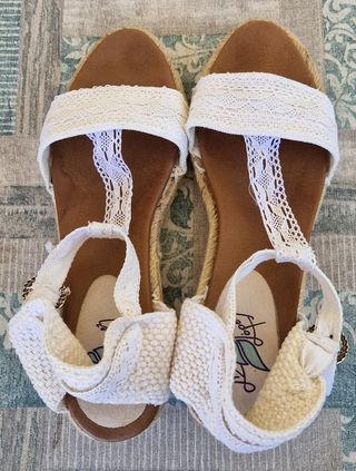 Sandalias cuña Lisa López blancas