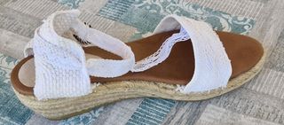 Sandalias cuña Lisa López blancas