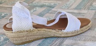 Sandalias cuña Lisa López blancas