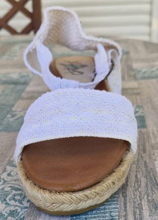 Sandalias cuña Lisa López blancas