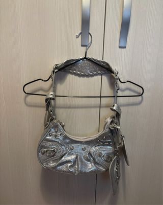 Bolso plateado brillante