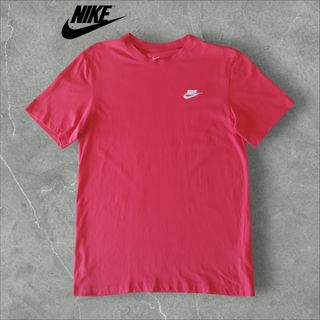 Camiseta Nike roja talla S oversize unisex.