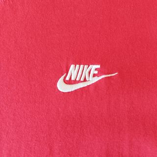 Camiseta Nike roja talla S oversize unisex.