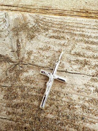 Cruz de plata de ley 925, con cristo en relieve