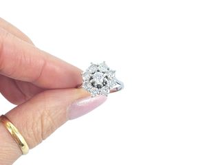 Anillo solitario rosetón brillantes oro 18k